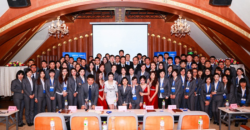 中海軟銀控股集團員工身著定制工作服合影