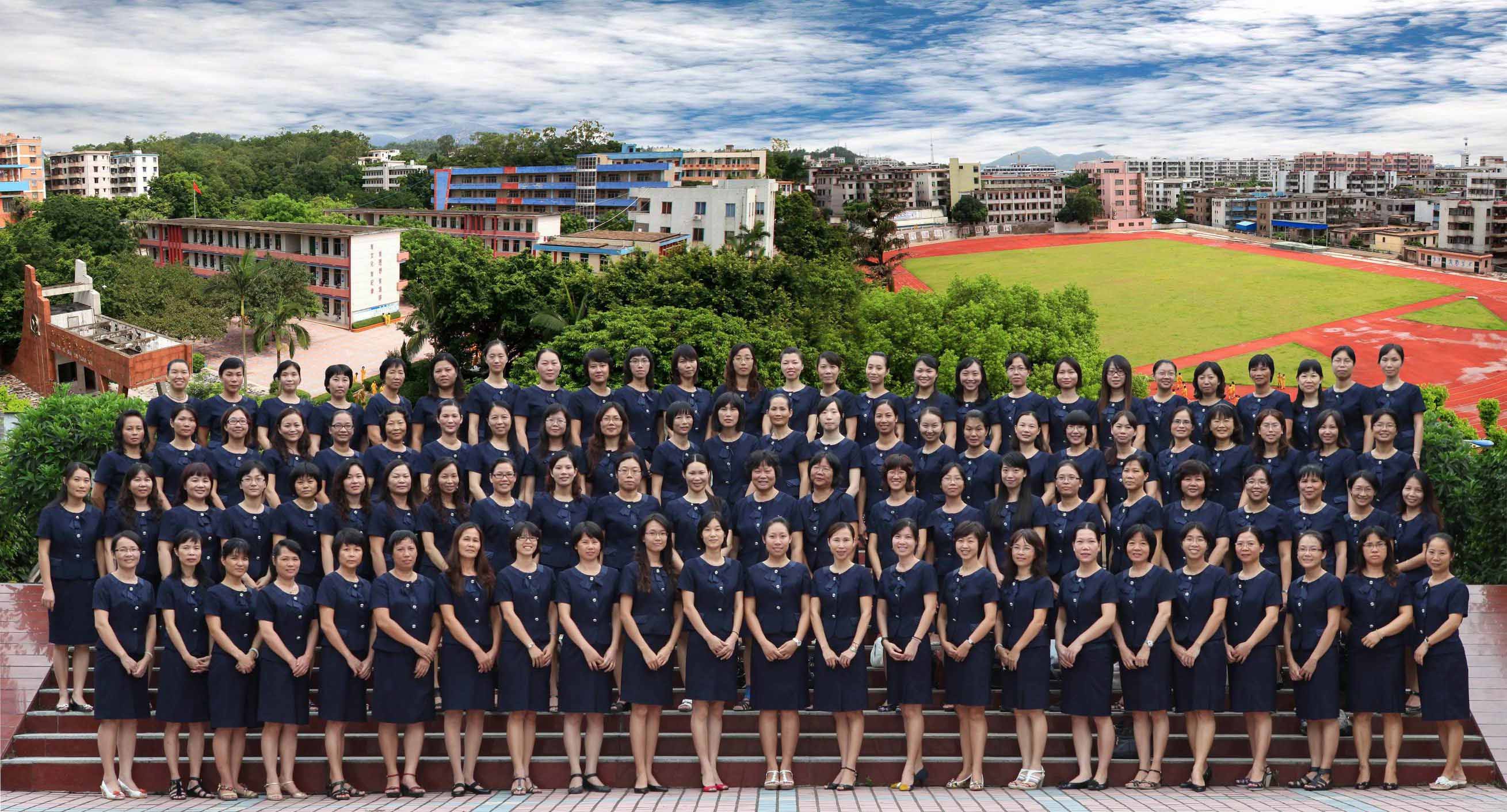 北京市良鄉大學城師范大學教師身著定制工作服合影