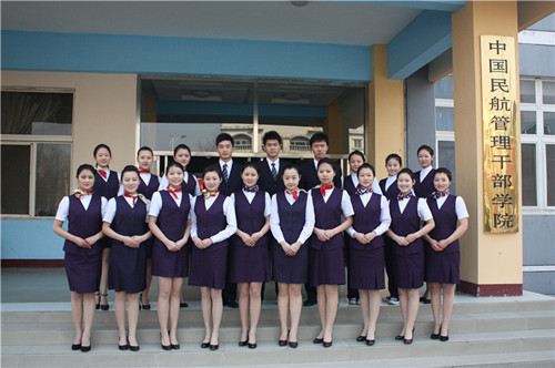 中國航空培訓學校學生與職員身著制服合影